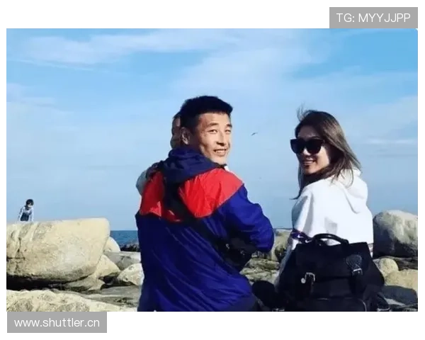 刷到武磊靠着豪车啃汉堡那张图，差点把咖啡喷出来