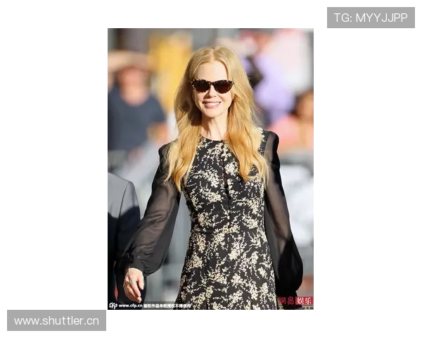 梅根·拉皮诺穿睡衣戴铂金项链出现在街头，这反差笑死我